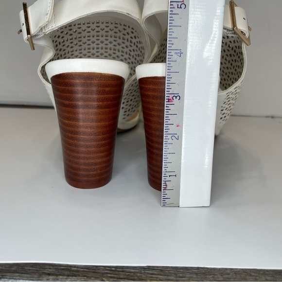 Kelly & Katie White Women's Heeled Sandals open toe. Size 9. One flaw-see pic. - Picture 10 of 13